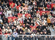 开云体育_赛场上的瞬间精彩，观众沸腾不已