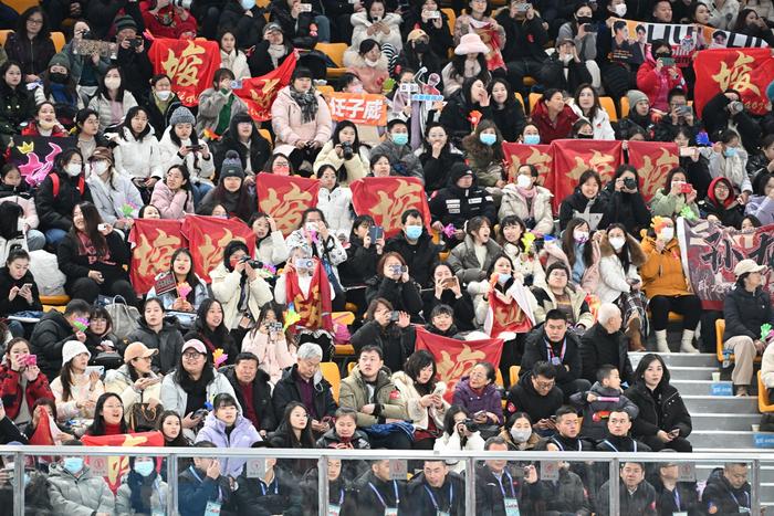 赛场上的瞬间精彩,观众沸腾不已 赛场上的瞬间精彩,观众沸腾不已