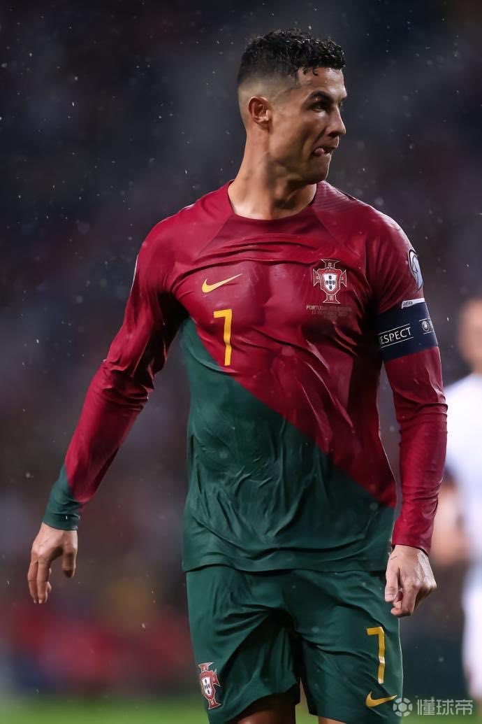 包含克里斯蒂亚诺·罗纳尔多梅开二度，帮助葡萄牙赢得关键胜利的词条