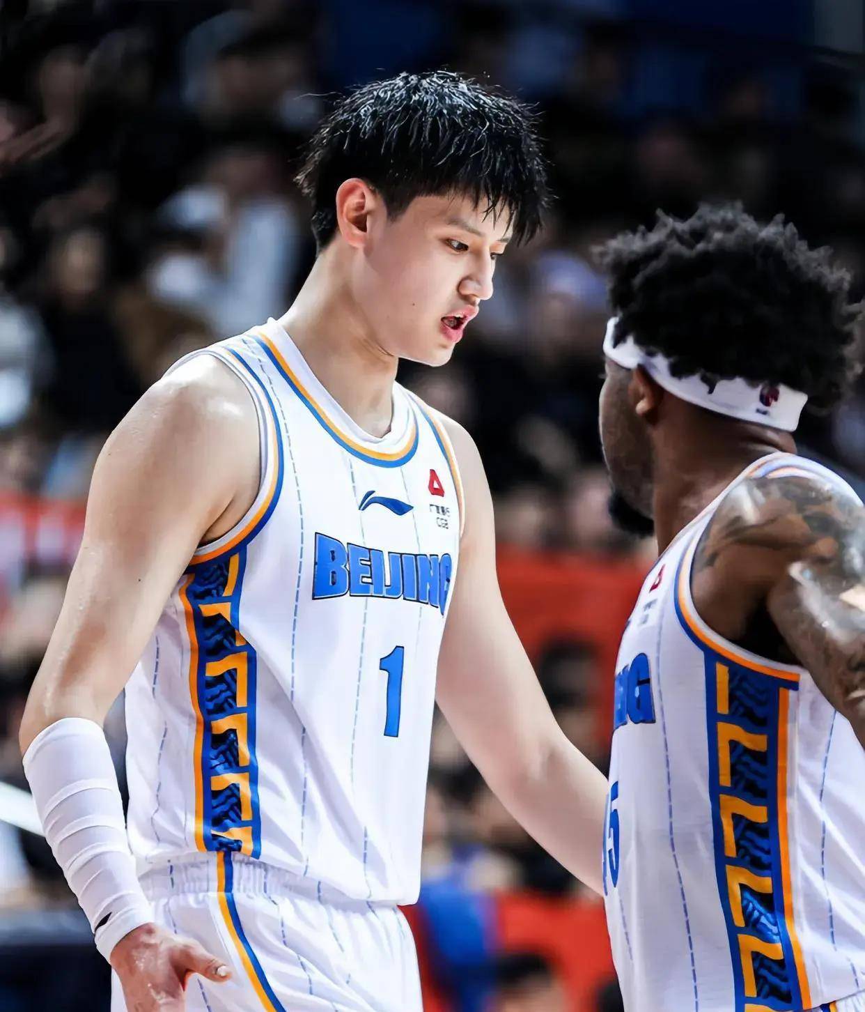 国际篮球明星争夺季后赛门票，胜者凯旋的简单介绍