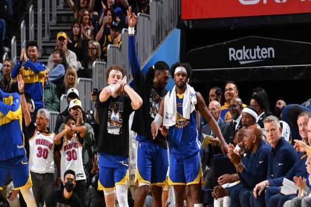 勇士球员在比赛中大放异彩获得赞誉的简单介绍