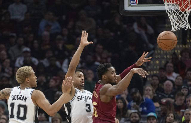 骑士队队员在场上相互配合赢得比赛