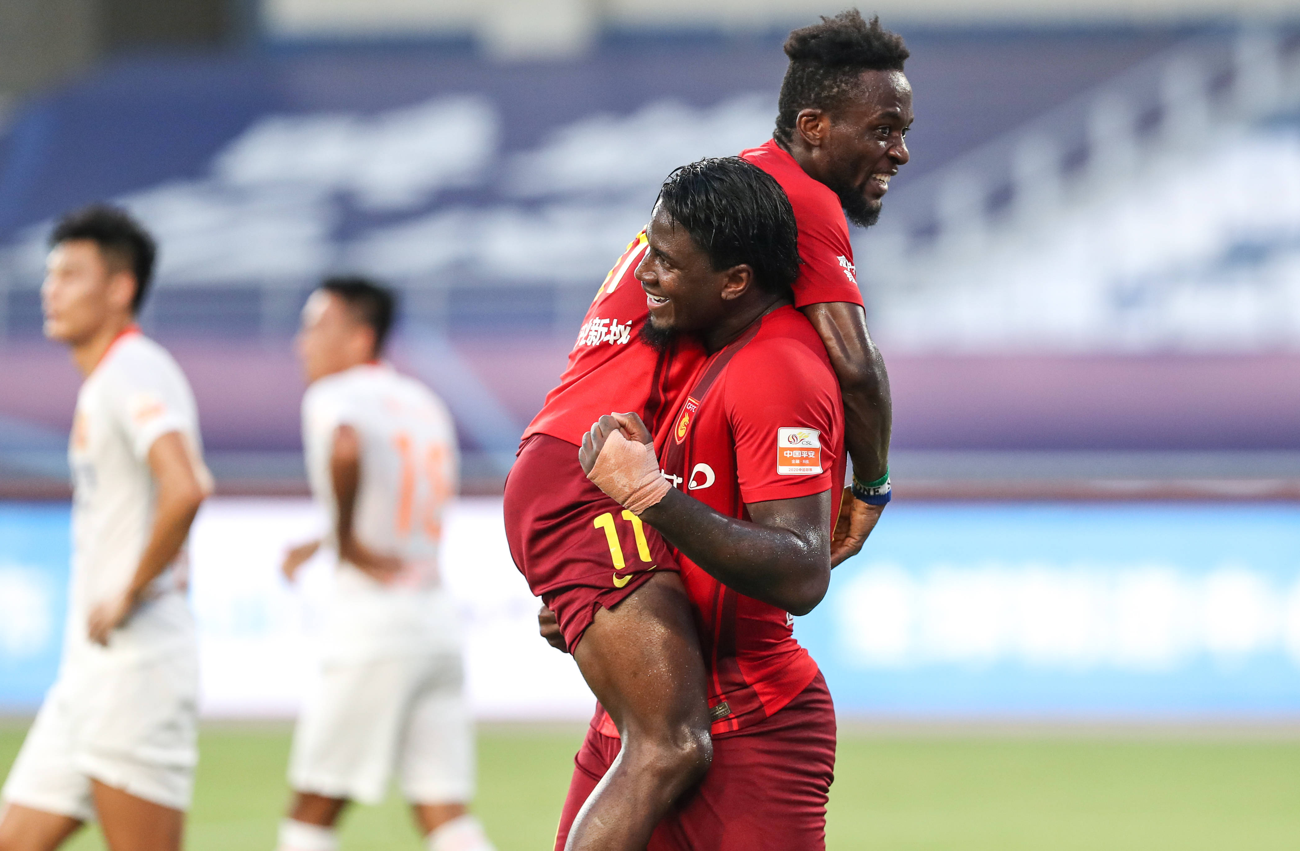 包含重庆惨败华夏幸福，中超保级形势岌岌可危的词条