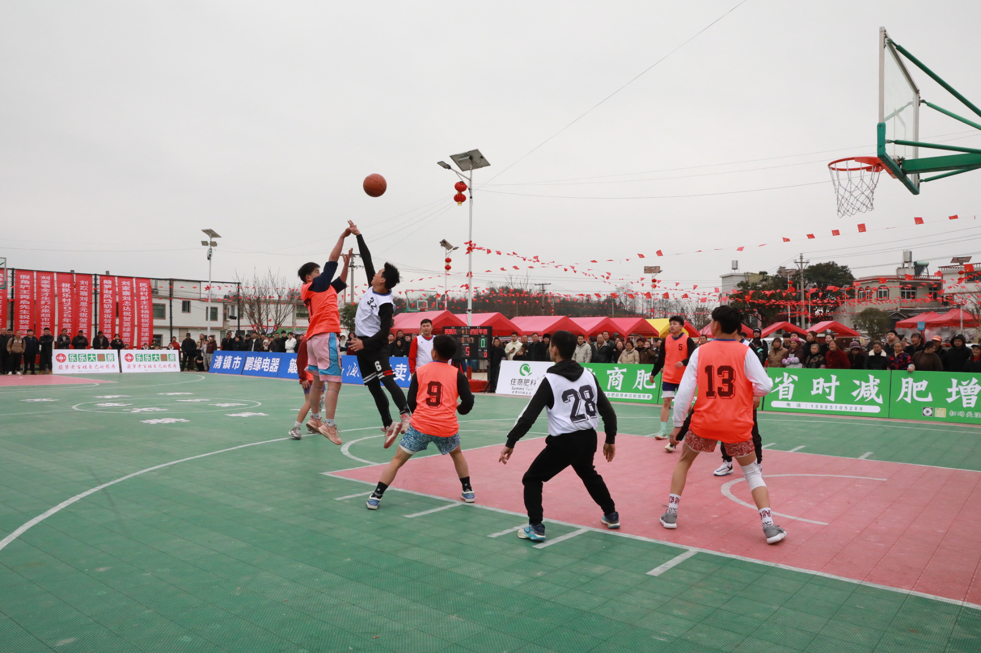 贵州篮球比赛精彩纷呈，现场火爆