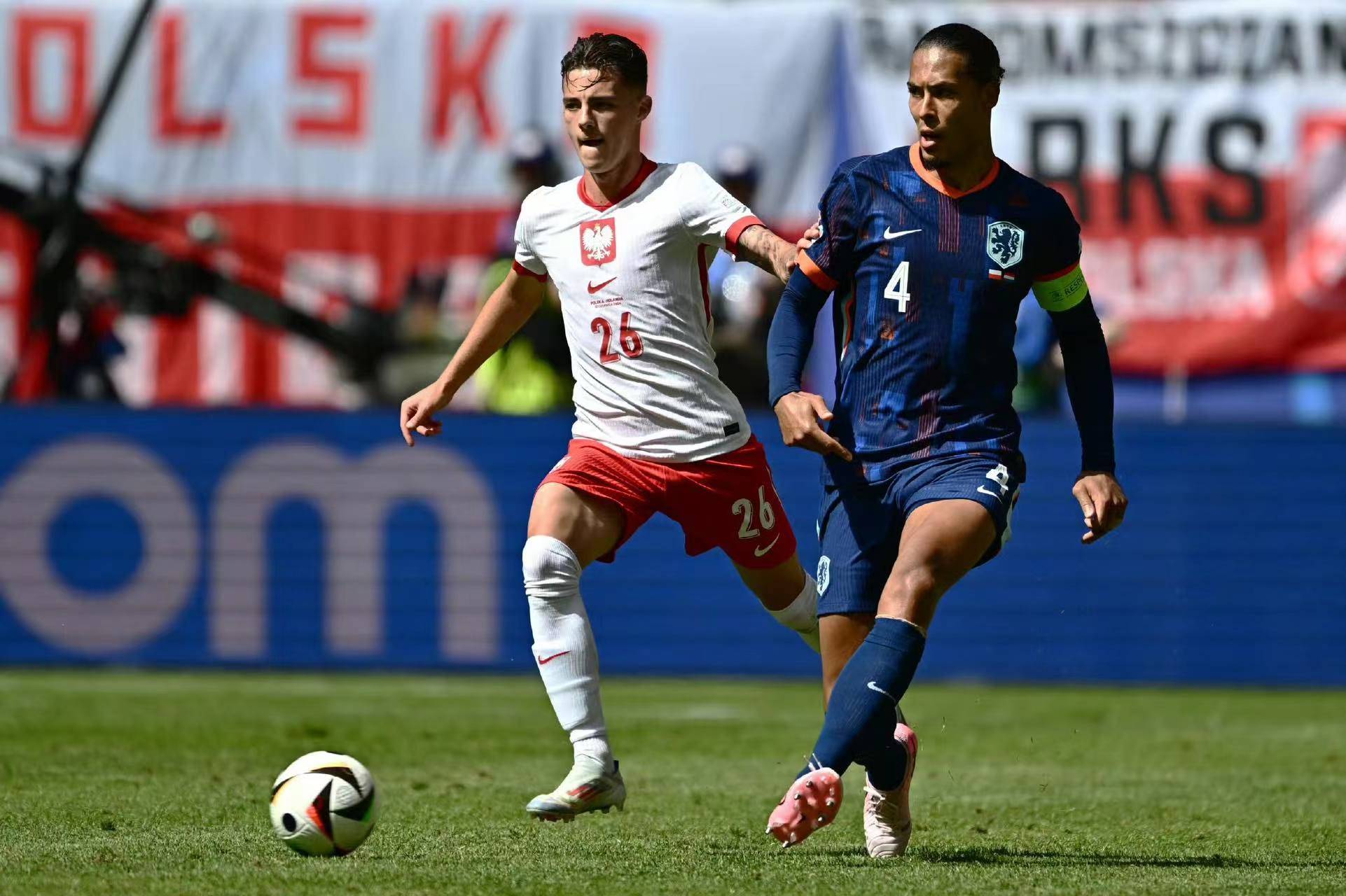 波兰球员积极拼搏,为胜利全力以赴的简单介绍 波兰球员积极拼搏,为胜利全力以赴的简单介绍