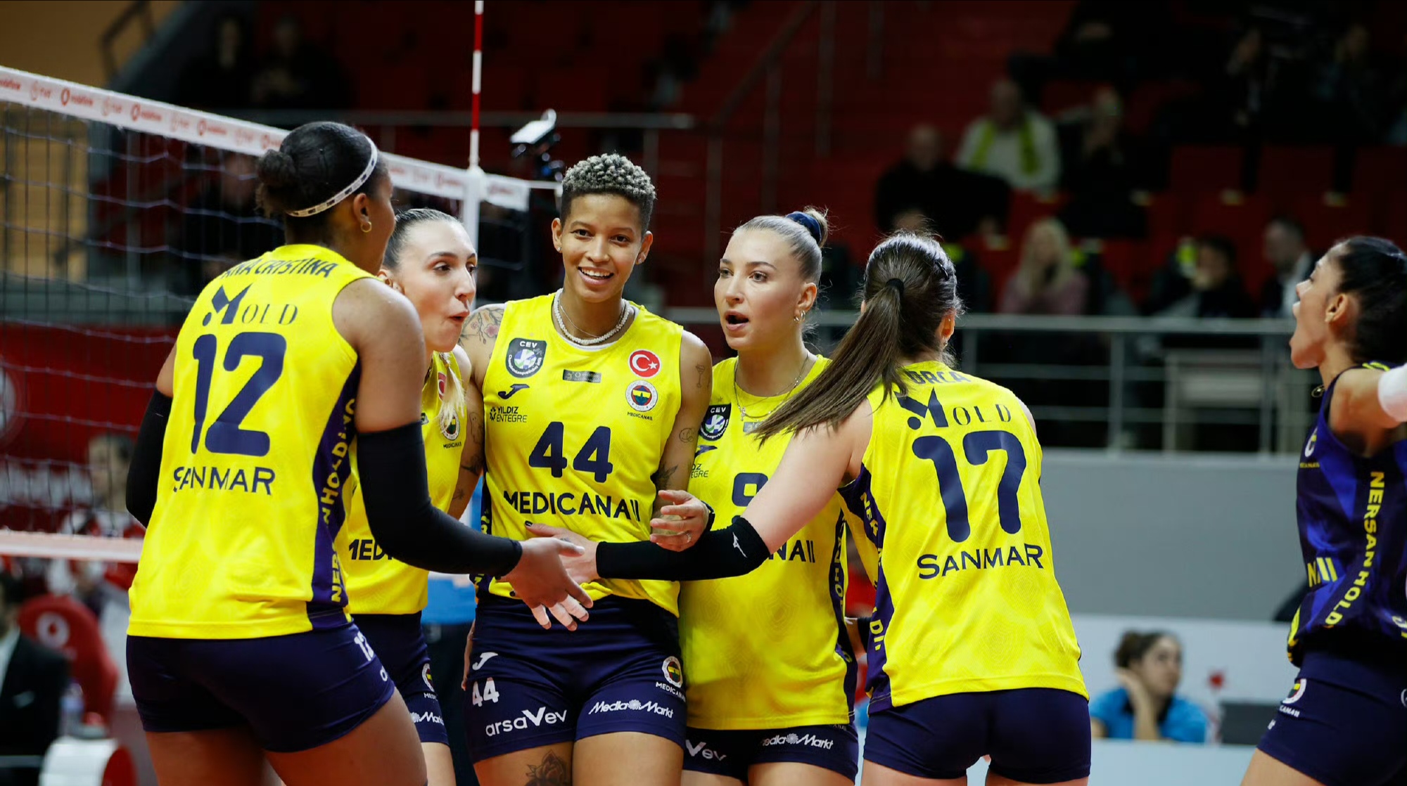 土耳其队在激烈对战中胜出，晋级淘汰赛