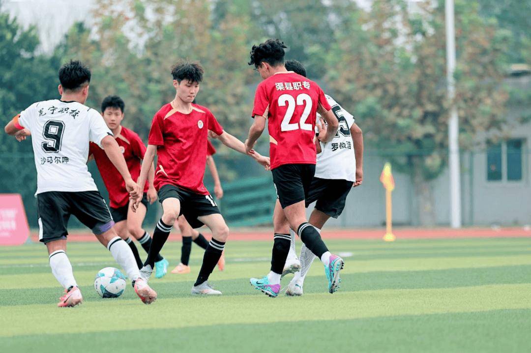 包含足球赛场上的火热战斗即将开启新篇章的词条