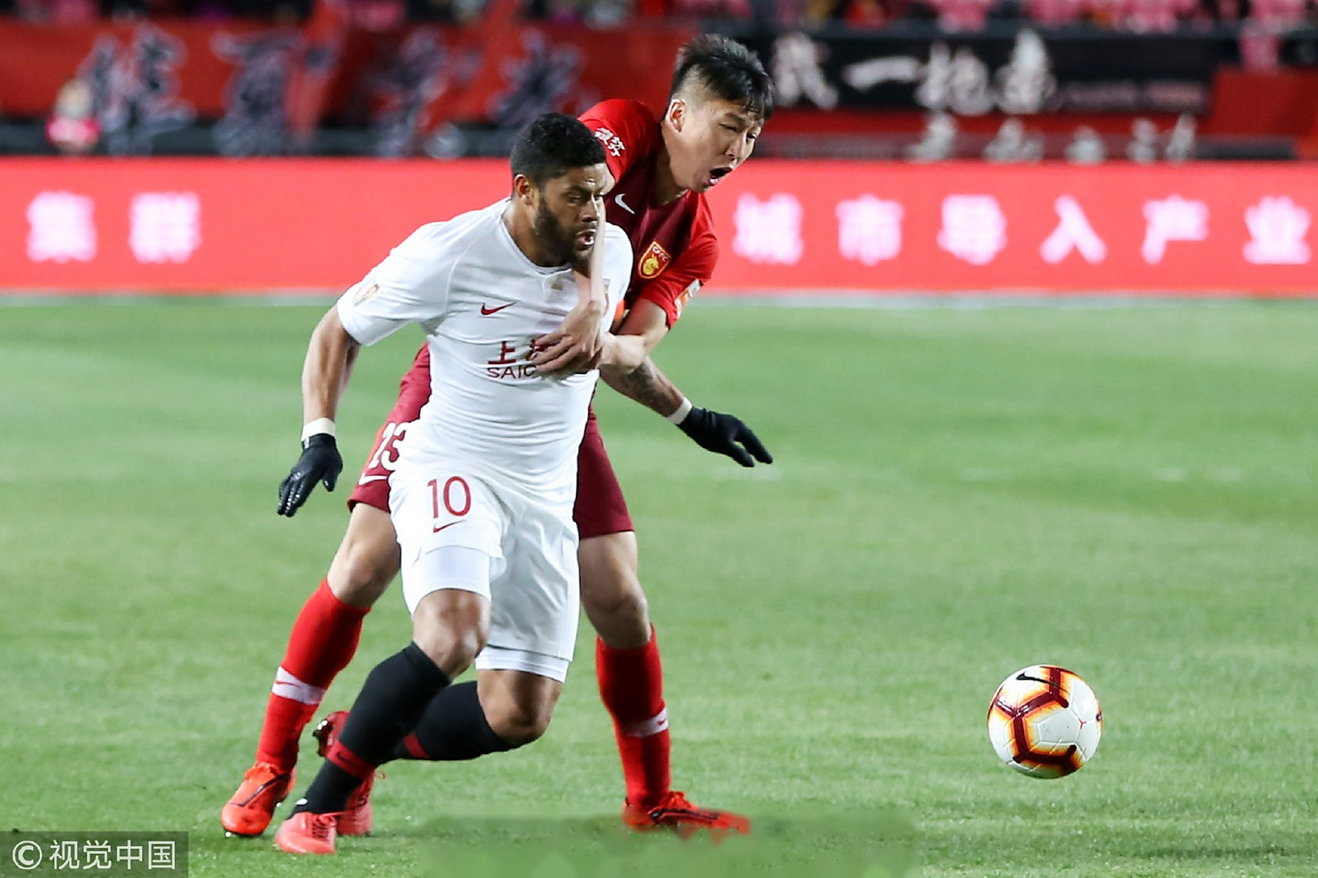 关于上港vs华夏幸福，争夺胜利称霸赛场的信息