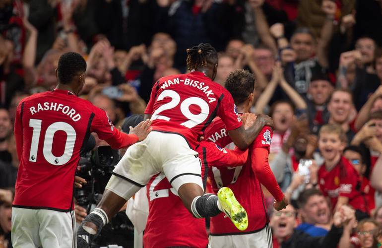 包含狼队客场取胜，英超挑战极力阻击的词条