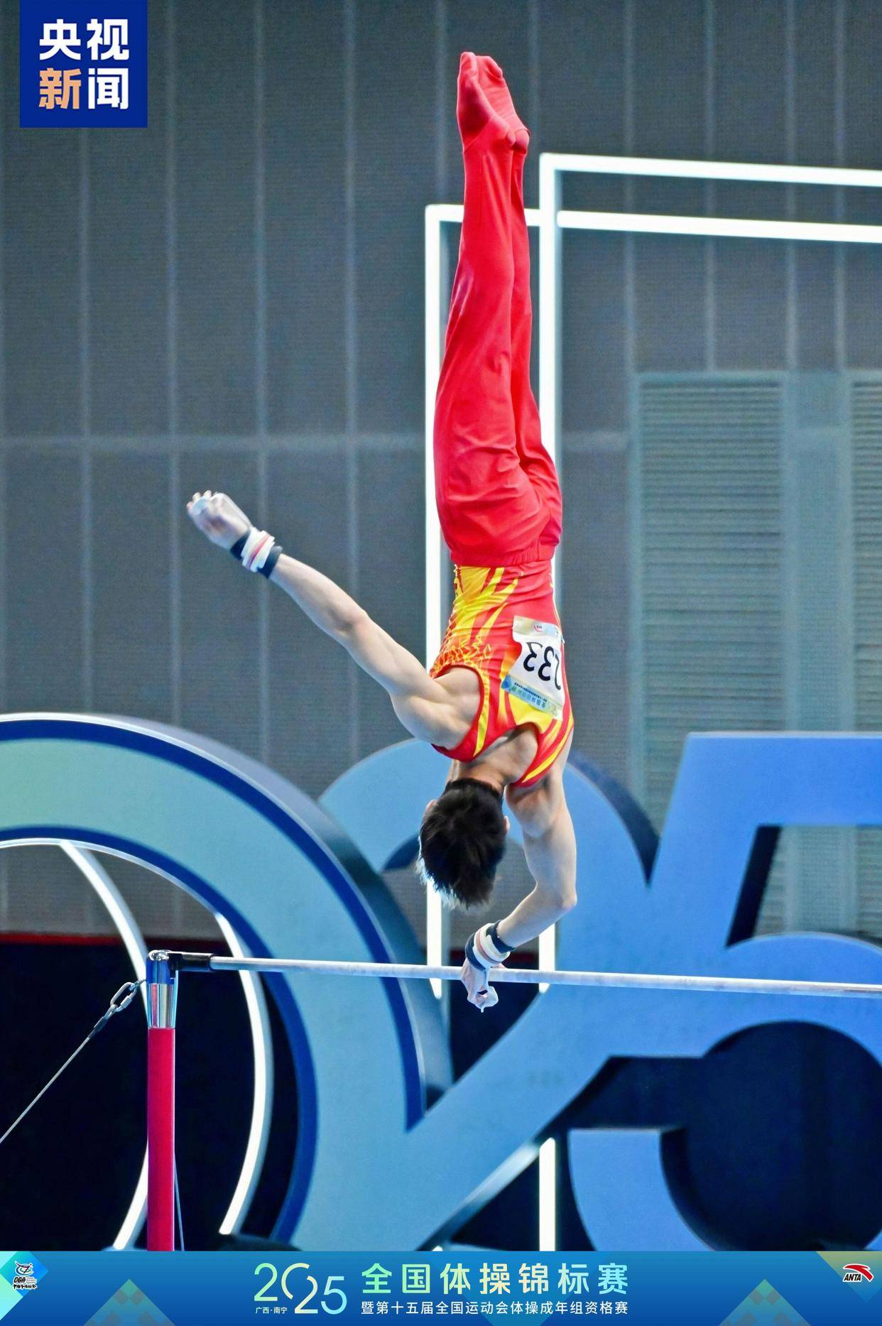 运动员在比赛中发挥超凡技艺,夺得冠军 运动员在比赛中发挥超凡技艺,夺得冠军