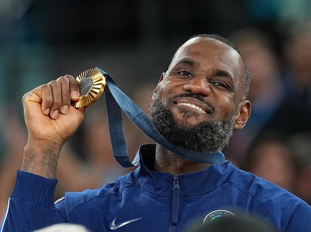 美国男篮捧起世界杯冠军奖杯