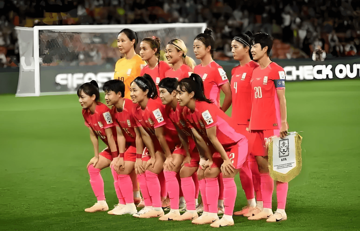 包含国际女足比拼战术流畅，传接球精准完美配合的词条