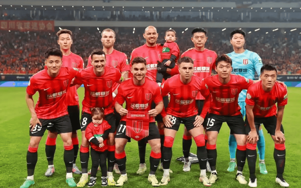 包含强队深耕青训，迎战劲旅实现国际足坛霸主地位的词条