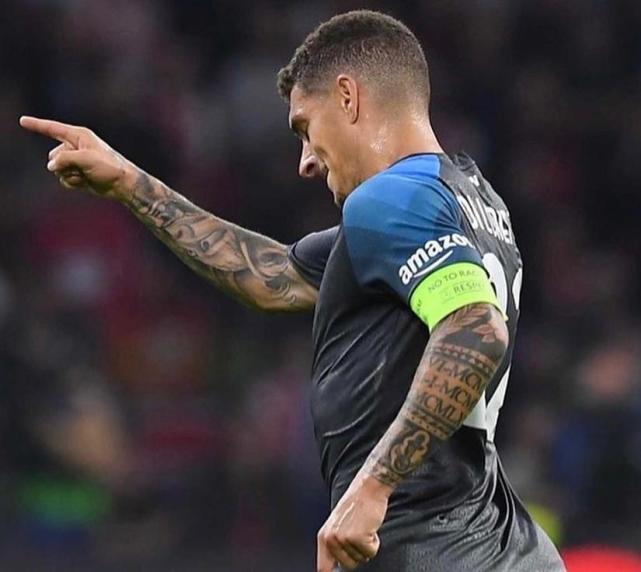 阿贾克斯奋起反击不畏强敌一往无前的简单介绍