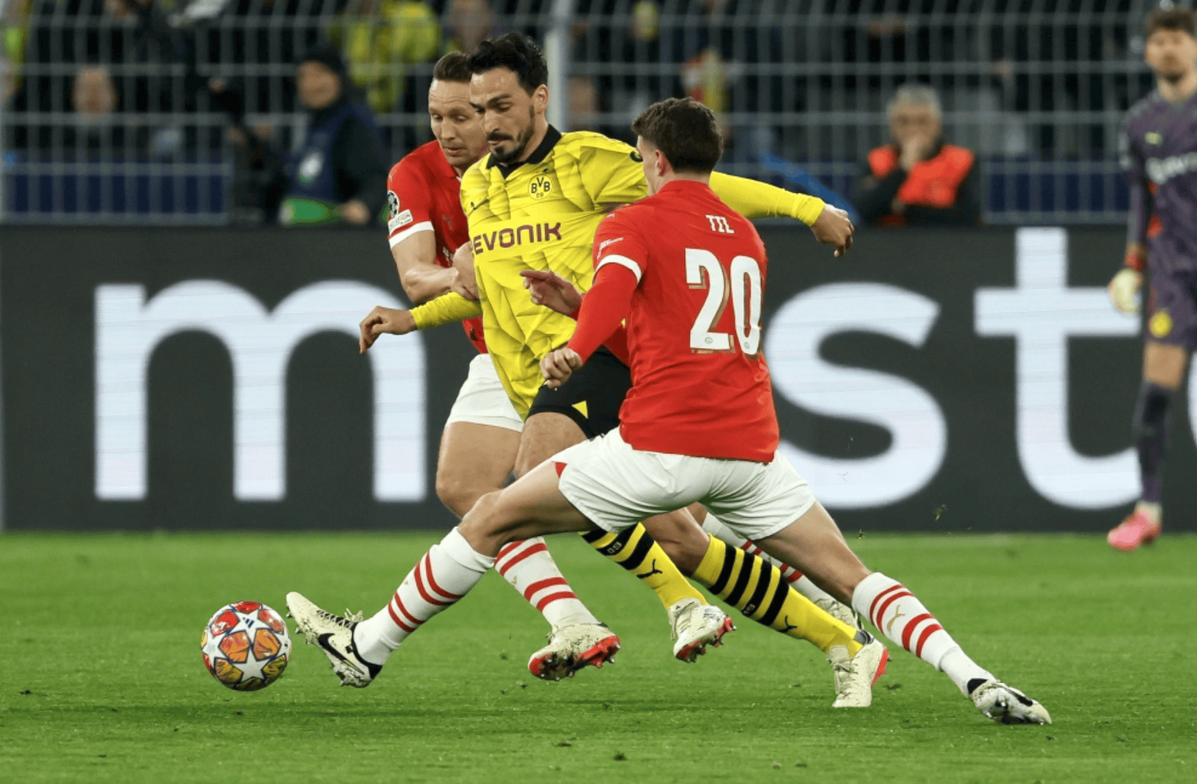 包含巴塞罗那中场展现出色发挥，助球队胜利的词条