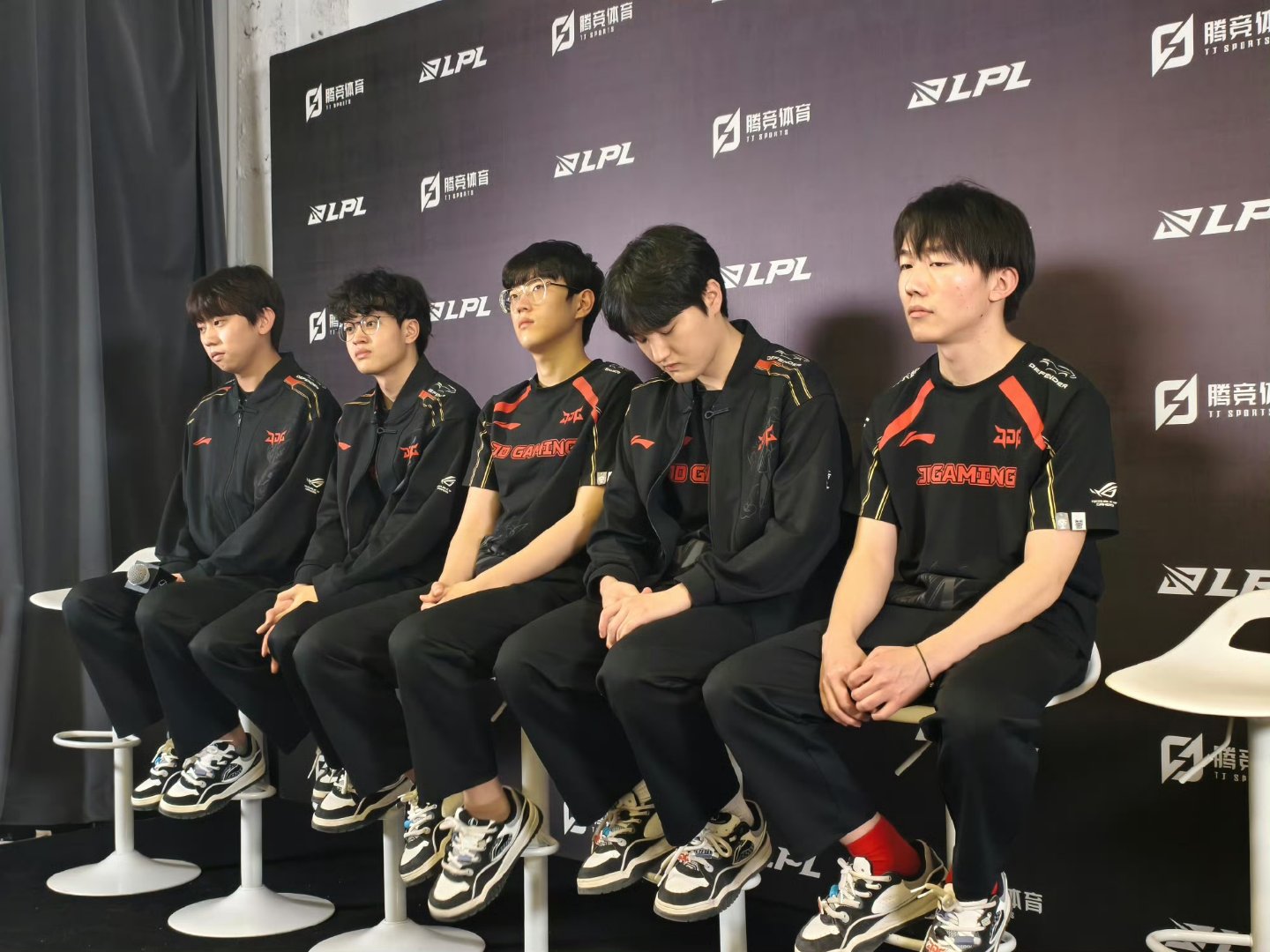 JDG横扫RNG,Bin团战一打五全球总决赛2:1(北京) JDG横扫RNG,Bin团战一打五全球总决赛2:1(北京)