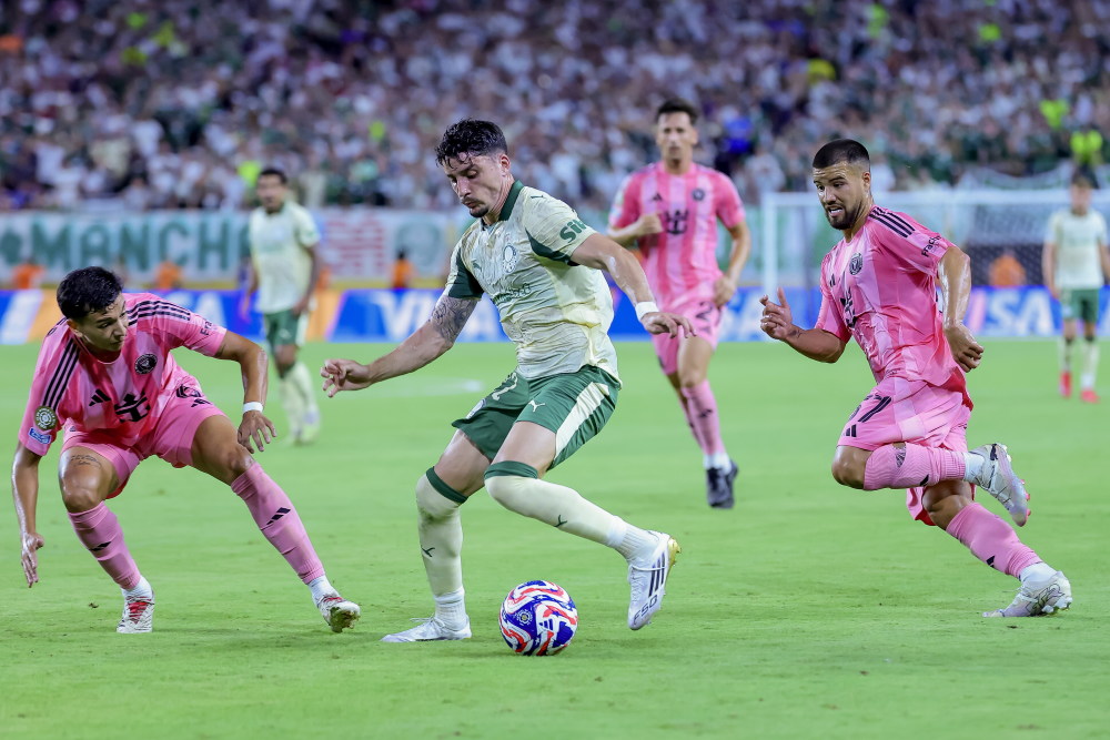 比赛中的球员在国际舞台上脱颖而出