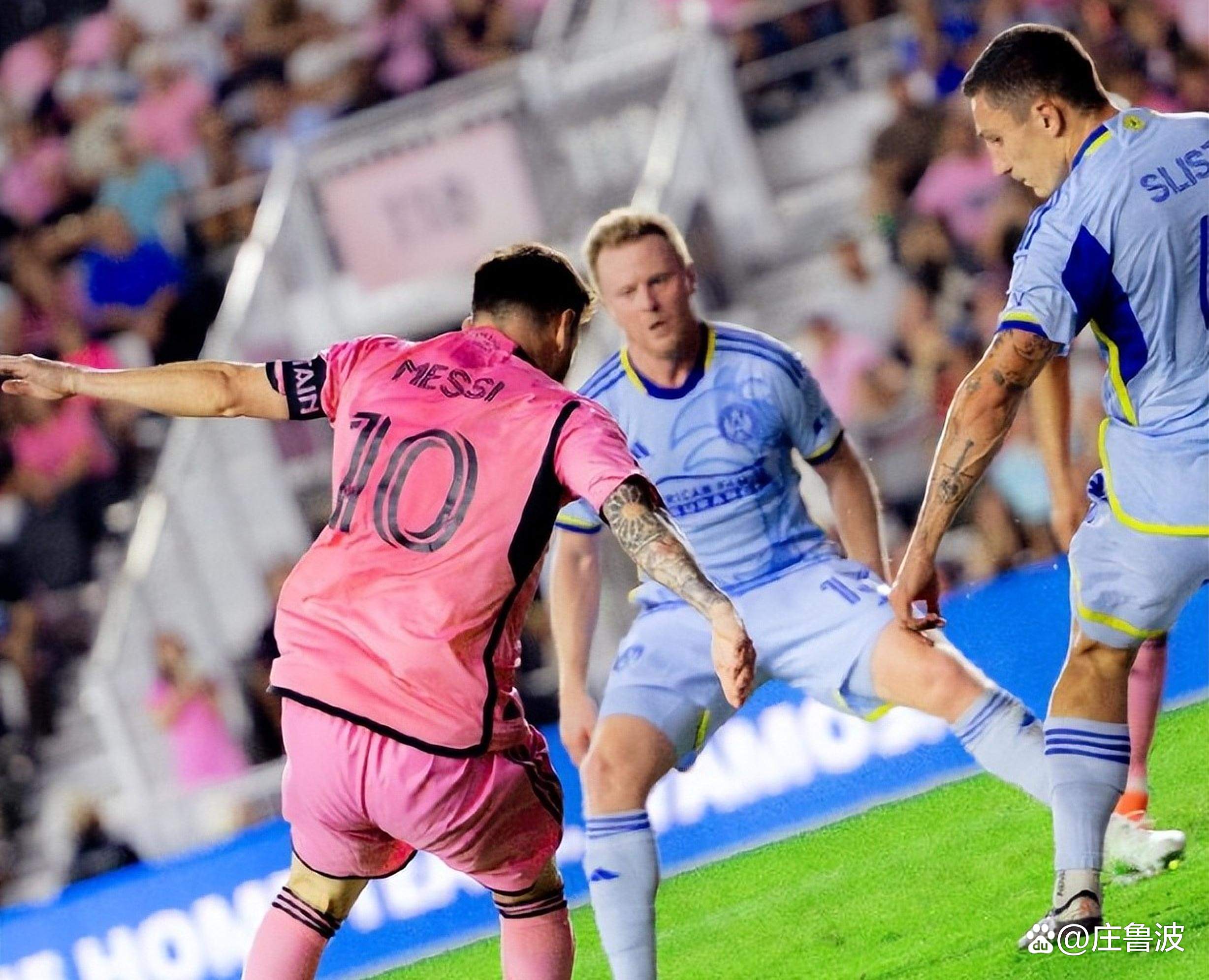 比赛中的球员在国际舞台上脱颖而出