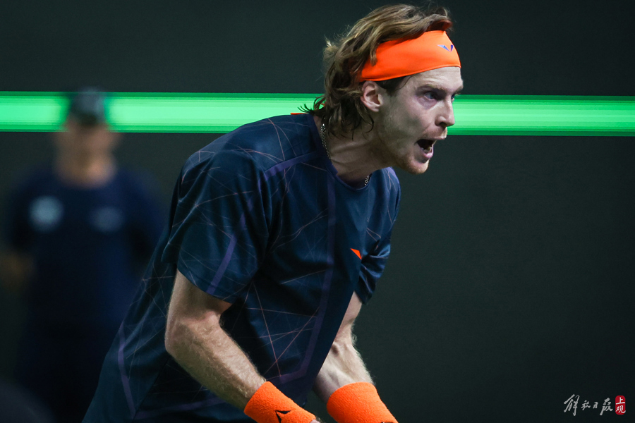 包含西班牙网球队险胜德国网球队，费德勒绝境逆转的词条