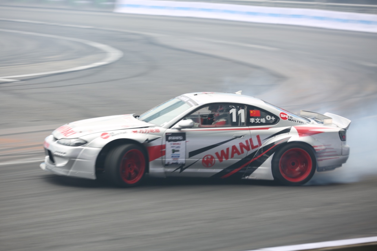 赛车惊险逆转取胜，粉丝狂欢不已