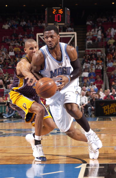 步行者完胜广东队，范弗利特点燃赛场