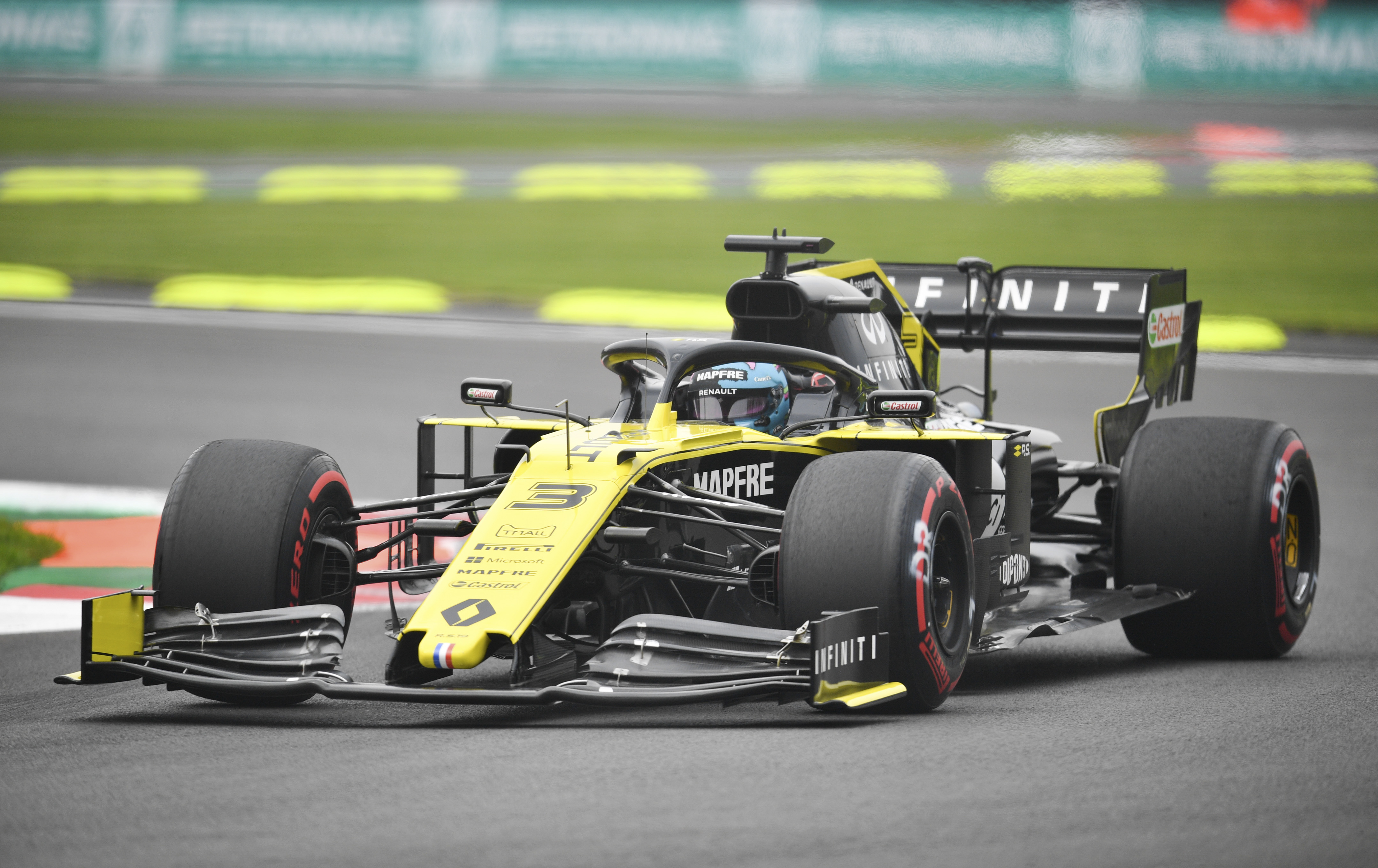 阿斯顿马丁险胜雷诺车队，维斯塔潘状态火热